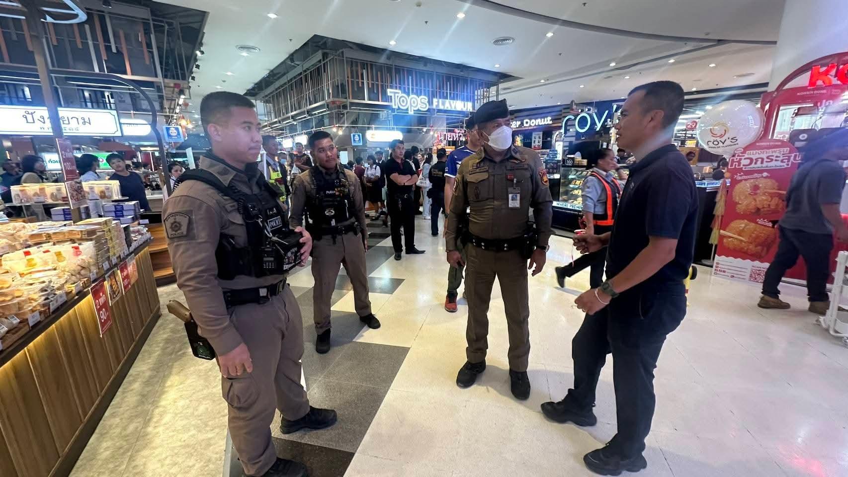 泰國暖武里府(Nonthaburi)一名21歲大學生,因在百貨商場偷拍女子裙底被發現,遭警方與保安人員當場逮住,卻在蒐證過程中驚慌失措,從四樓跳下逃逸,當場傷重身亡。(X/Khaosod English  @KhaosodEnglish)