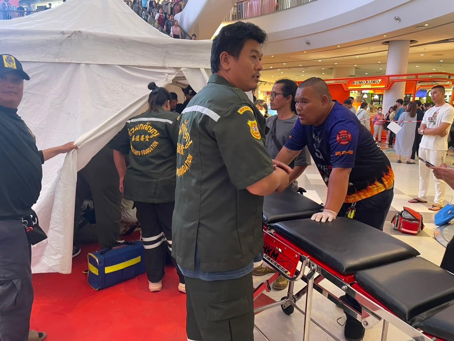 泰國暖武里府(Nonthaburi)一名21歲大學生,因在百貨商場偷拍女子裙底被發現,遭警方與保安人員當場逮住,卻在蒐證過程中驚慌失措,從四樓跳下逃逸,當場傷重身亡。(X/Khaosod English  @KhaosodEnglish)