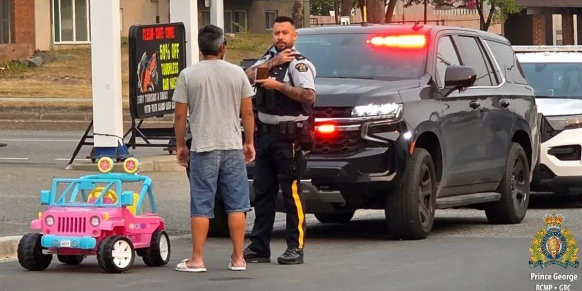 加拿大一名男子想買一杯思樂冰,又懶得開車,於是向室友小孩借了一輛粉紅玩具吉普車上路,豈料竟引來警察開單,搞笑畫面曝光引發熱議。