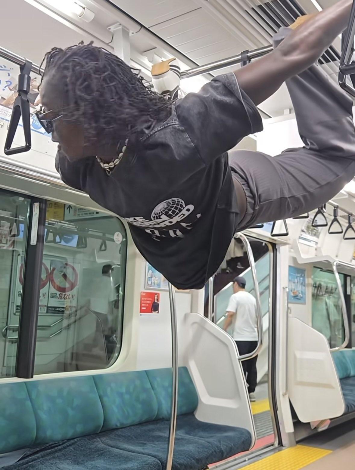 非洲田徑代表在日本列車內體操引起批評。(網上圖片)