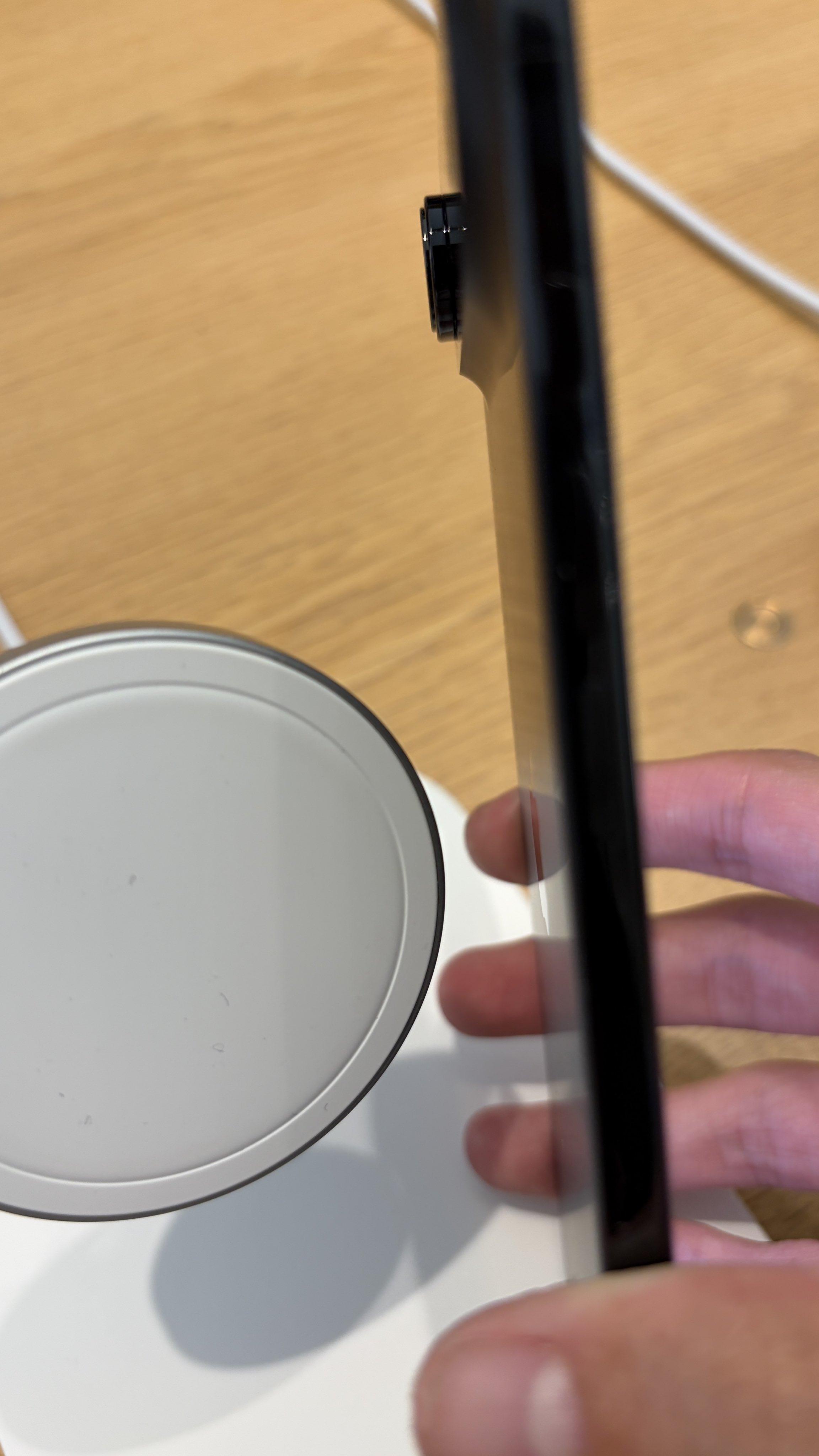 一星期前發現、疑似刮痕的印記在機背出現情況。