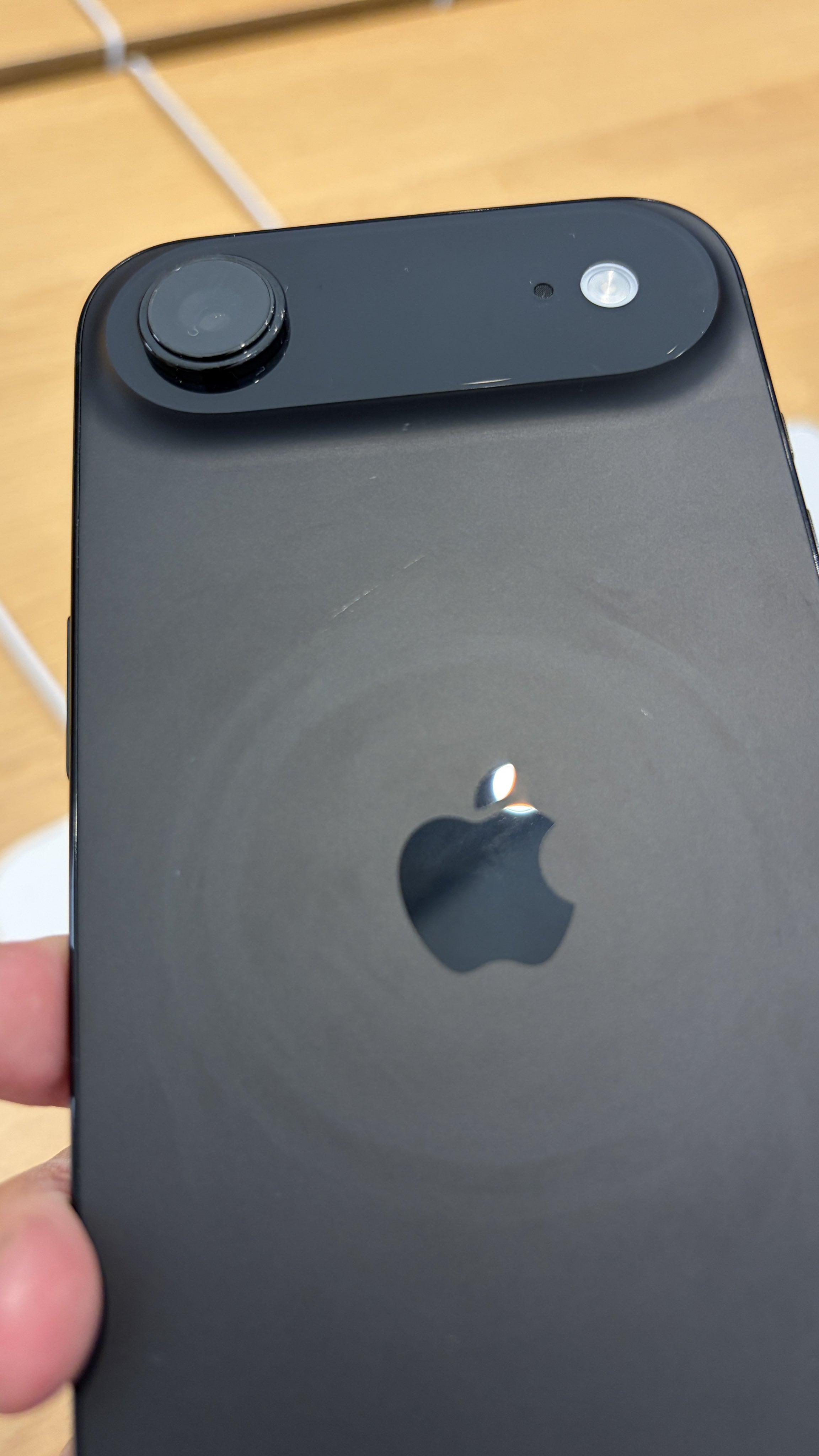 一星期前發現、疑似刮痕的印記在機背出現情況。