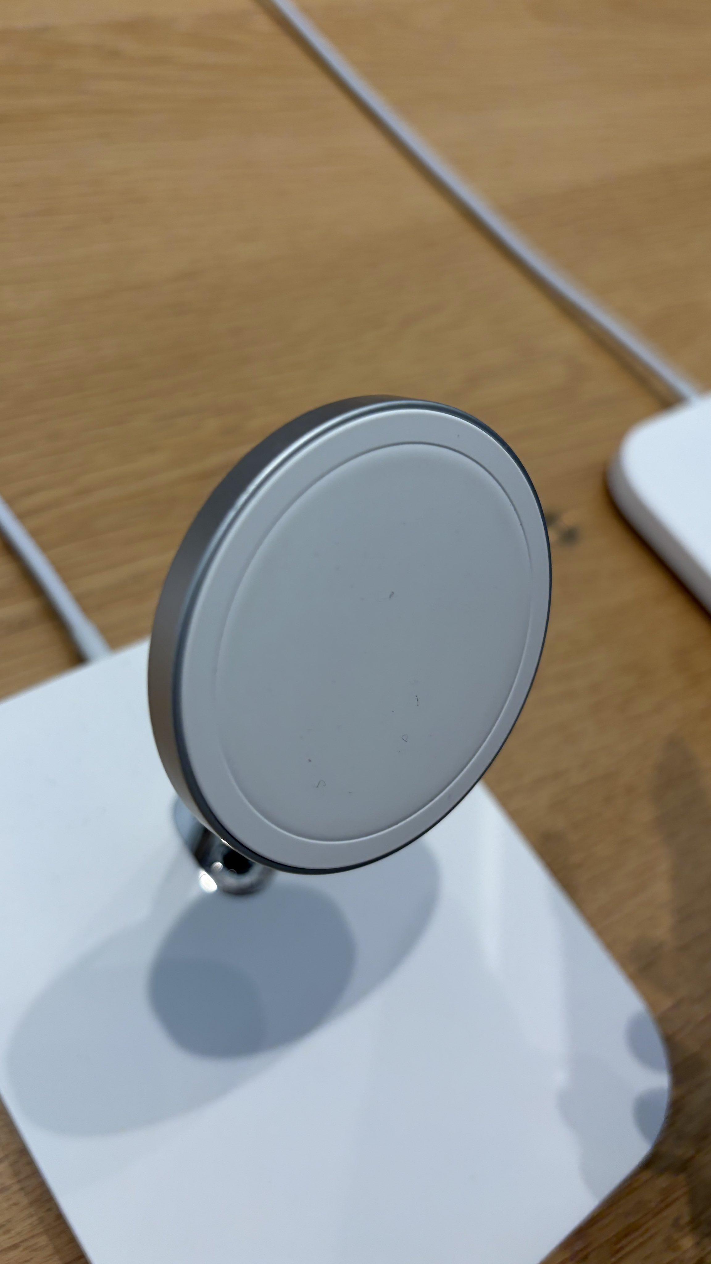 一星期前發現、疑似刮痕的印記在機背出現情況。