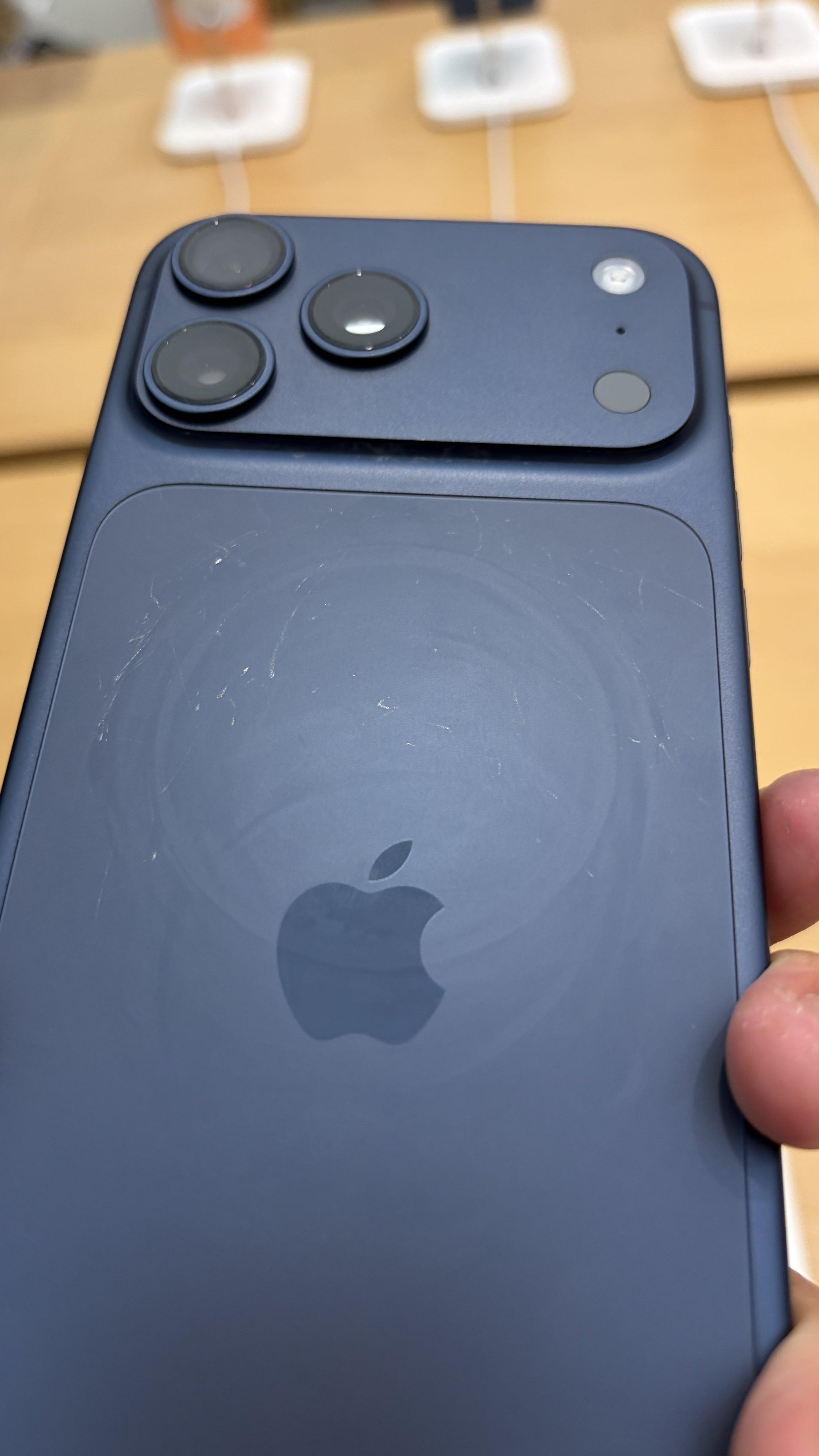 一星期前發現、疑似刮痕的印記在機背出現情況。