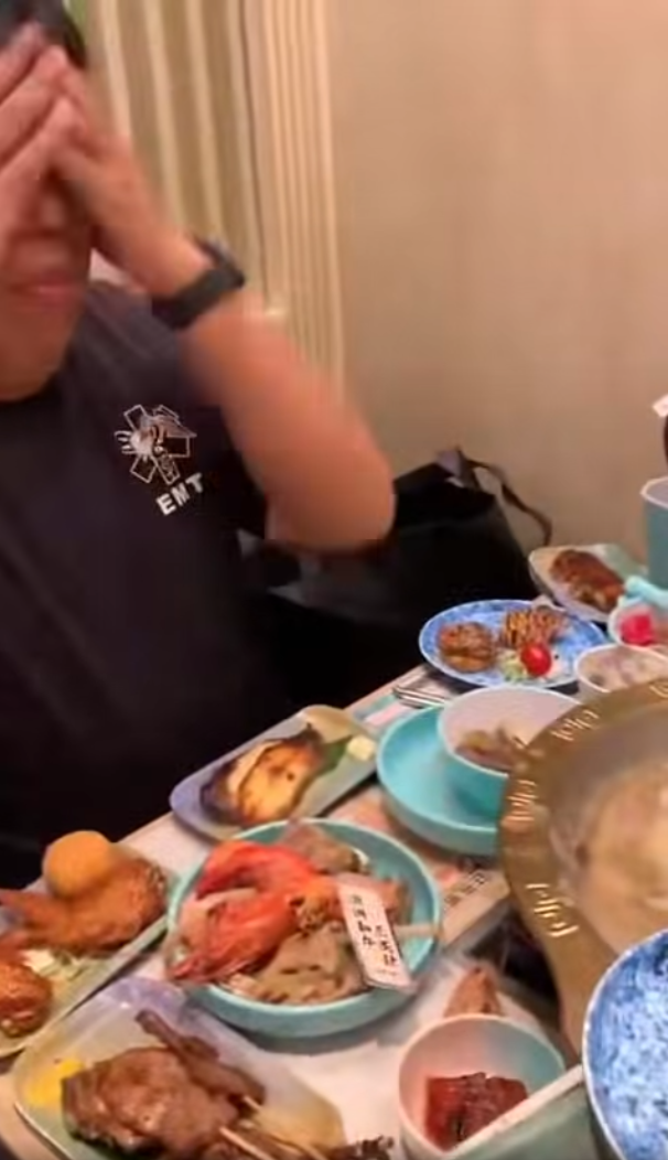 放題打包男徒手拿出牛肉後,立即用手抹頭,此「肥牛gel頭」小動作成了大眾的笑柄。(網上流傳影片截圖)