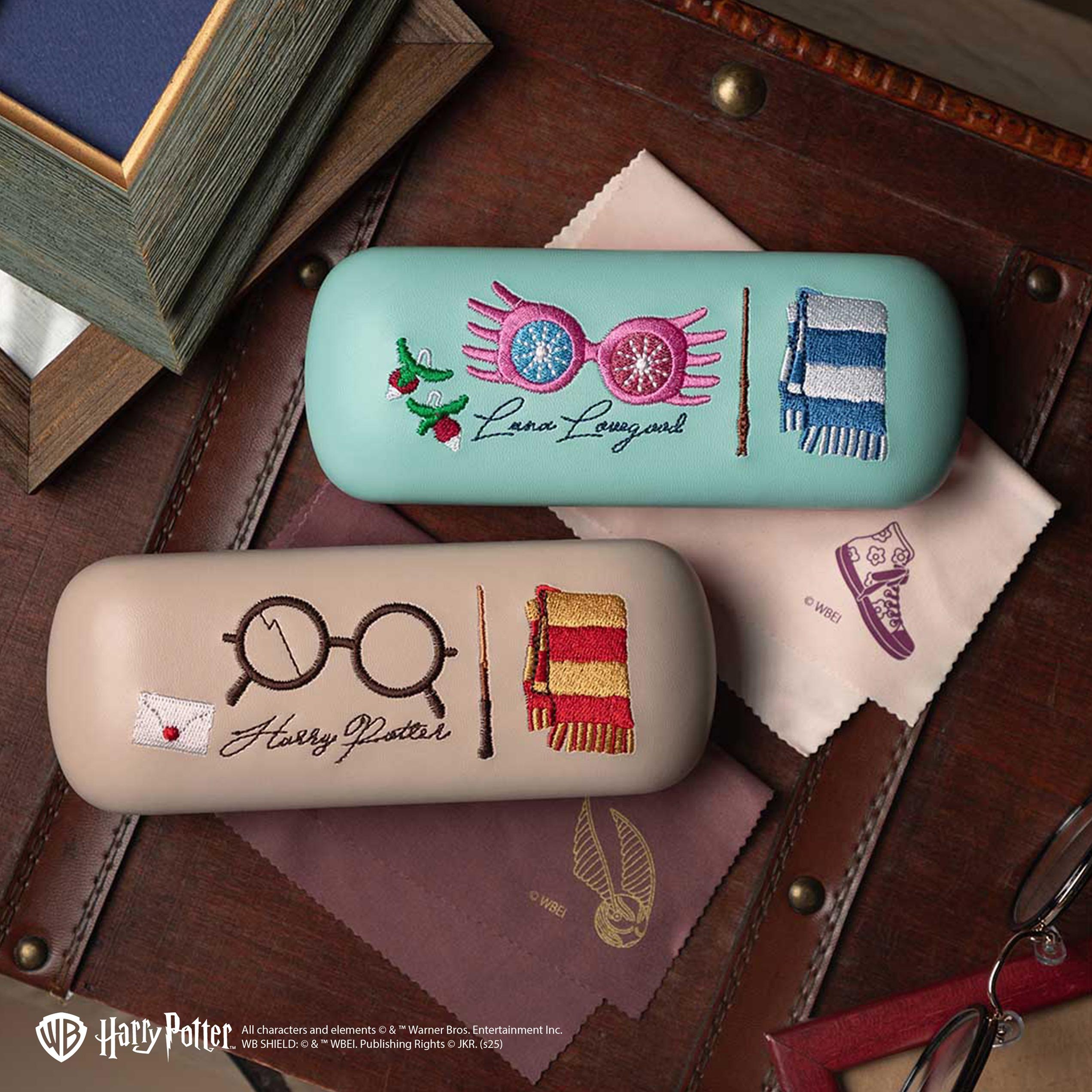 刺繡眼鏡盒 $250:盒上分別刺繡了Harry Potter和 Luna Lovegood的眼鏡、魔杖和圍巾等圖案,硬質眼鏡盒設計能防撞防壓,更附贈眼鏡清潔布。