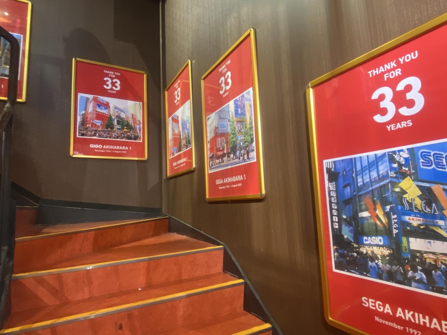 機舖內的海報放上了過去的照片。(X)