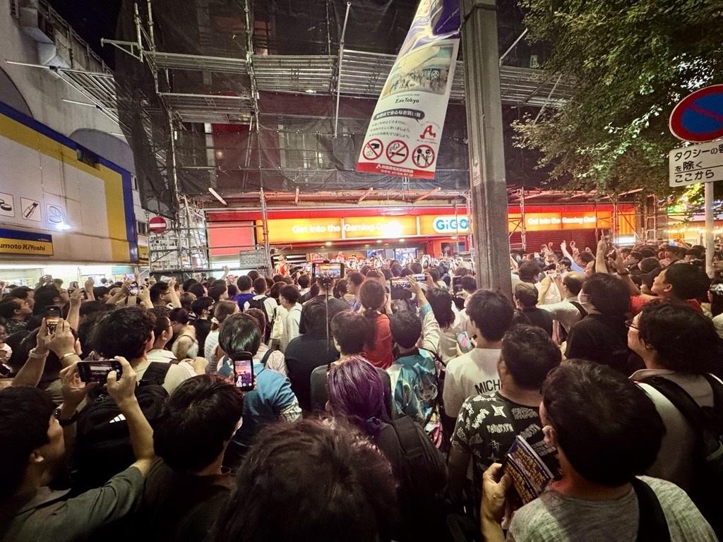 大批機迷在見證閉店時刻。(X)