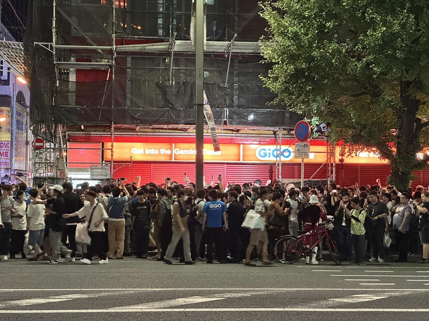 大批機迷在見證閉店時刻。(X)