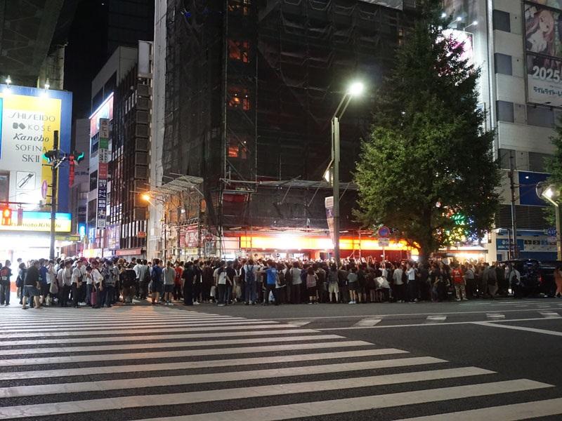 大批機迷在見證閉店時刻。(X)