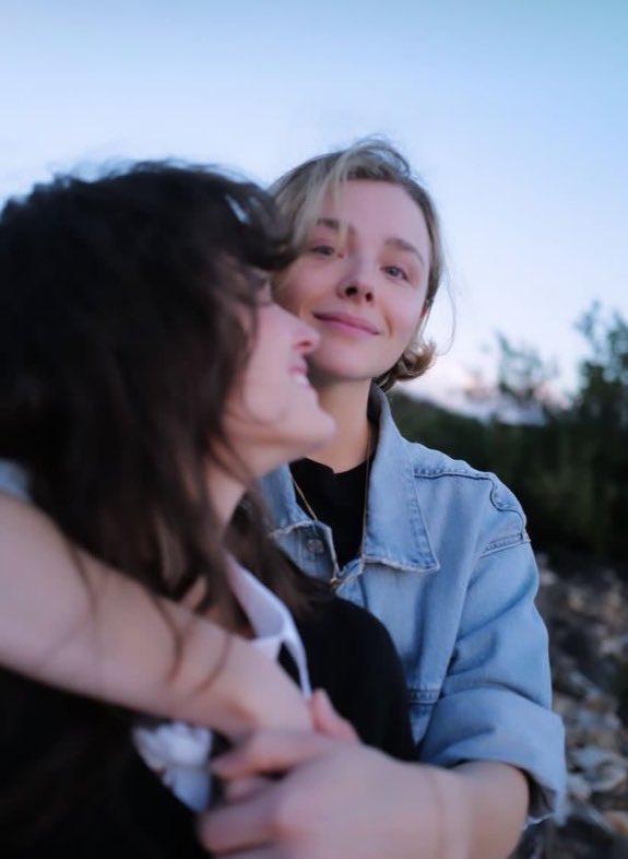 嘉兒莫蕊茲與女友Kate拍拖8年,近日終喜結連理。