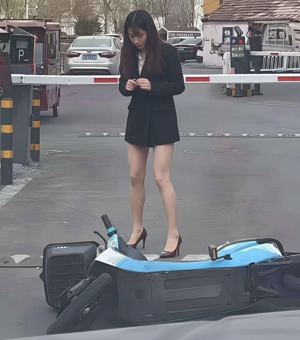微博近日流傳2張照片,內地某處停車場外疑似發生車禍,畫面可見女騎士穿著高踭鞋,疑似不慎摔車倒地,修長的雙腿仰向天空,格外引人注目,隨後她站起來眼看並無大礙。