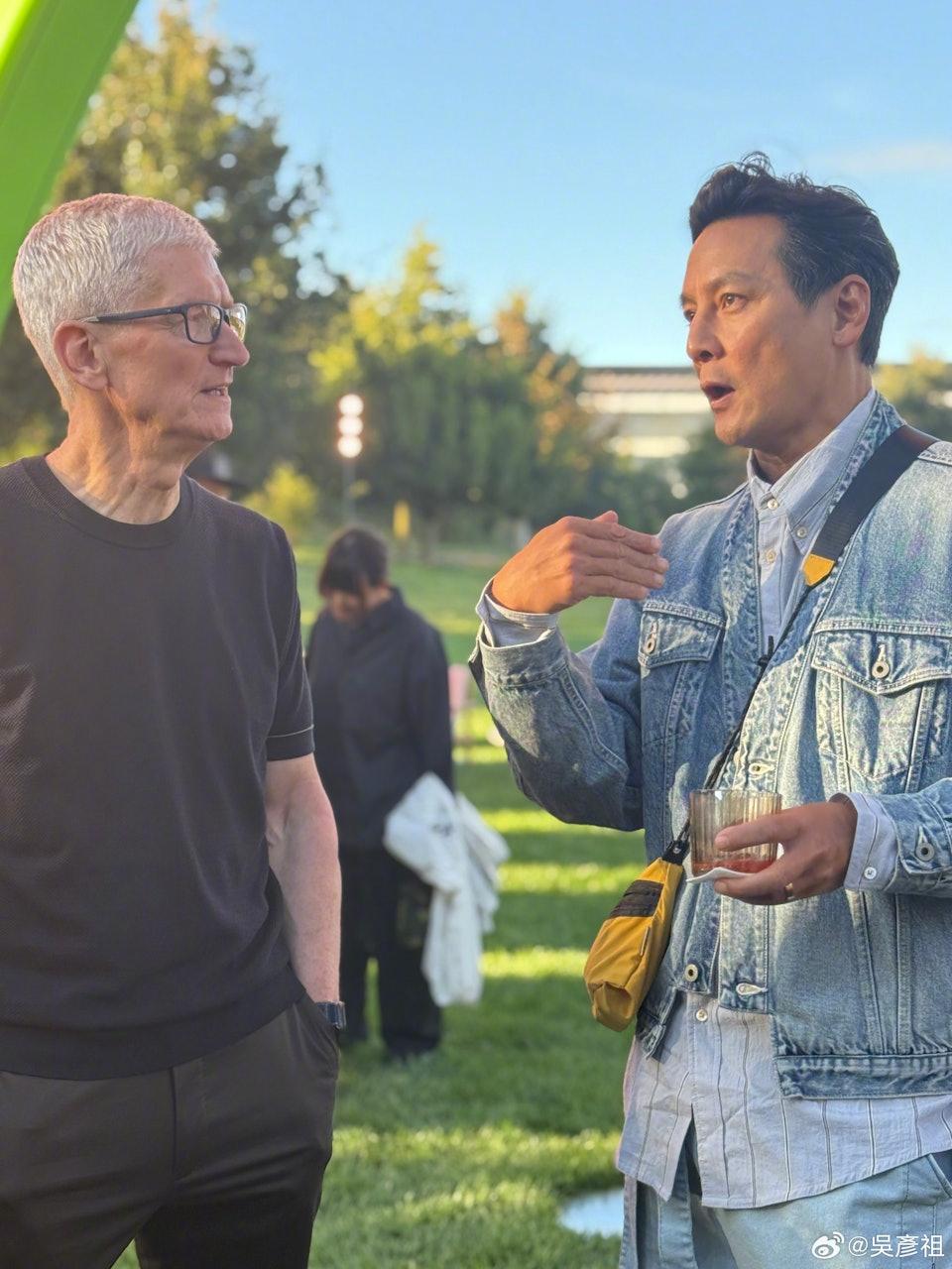 吳彥祖現身發布會跟Tim Cook交流。