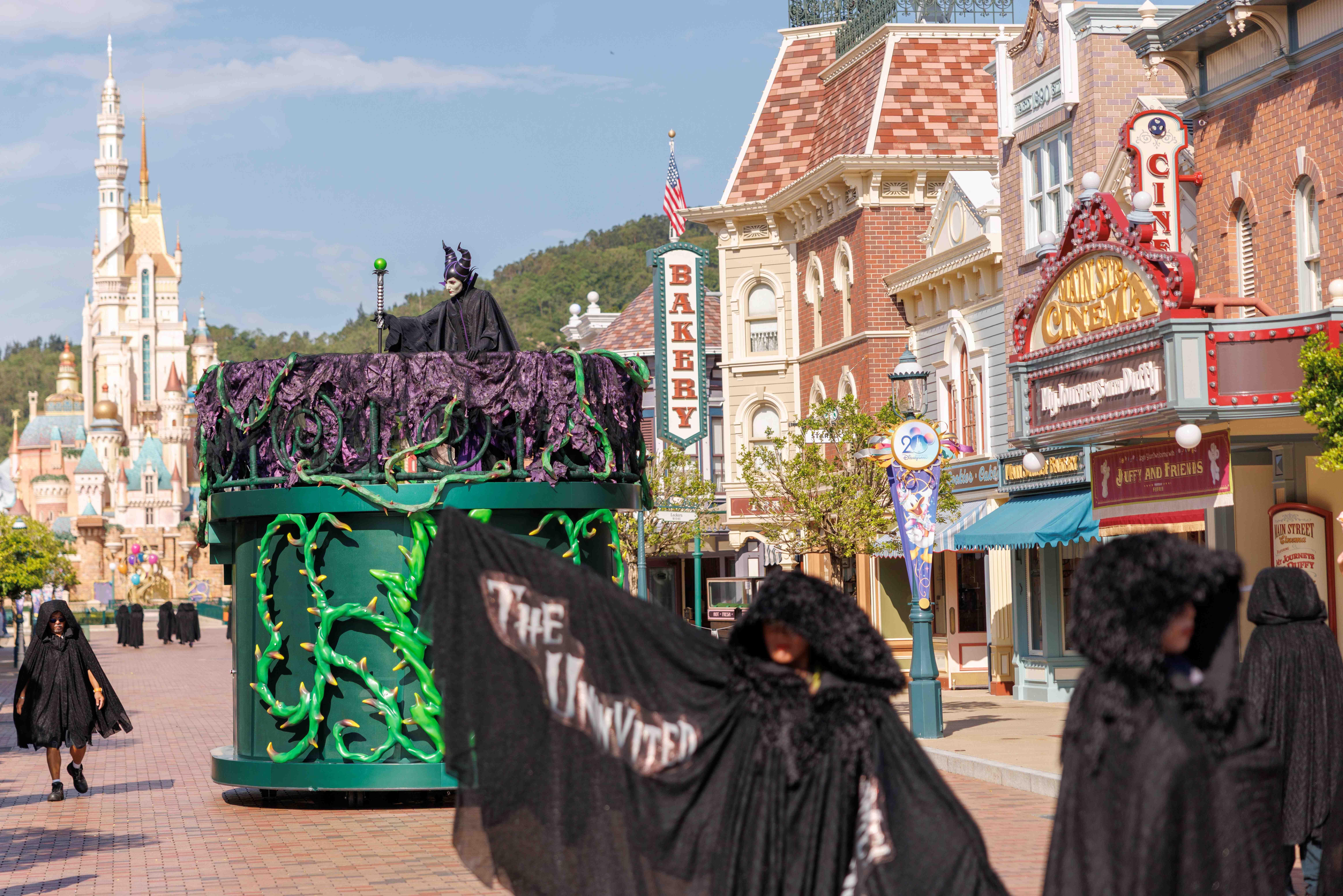 黑魔后帶領惡人登場。