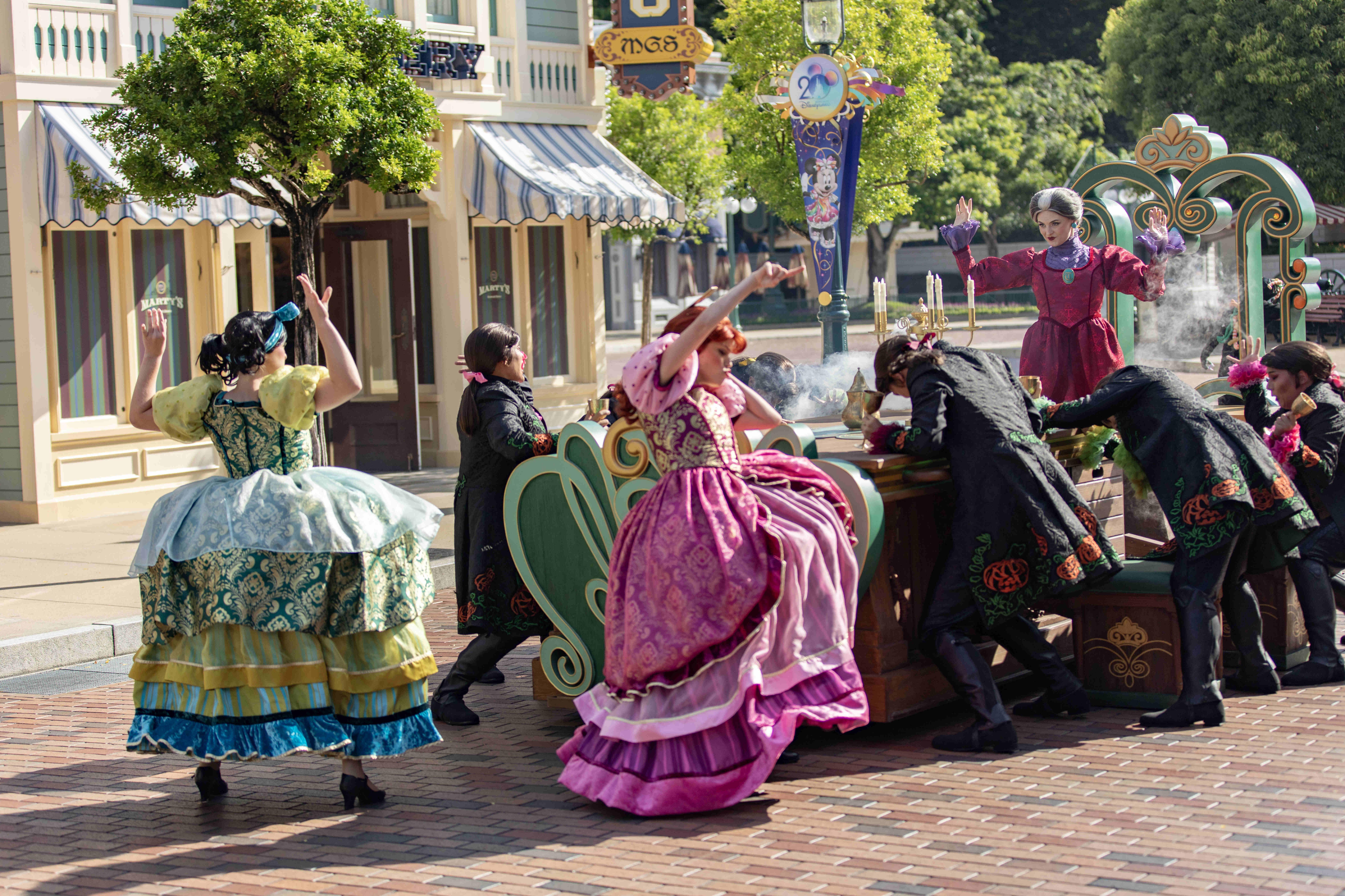 灰姑娘後母杜明尼夫人及其兩位女兒安蒂與狄茜