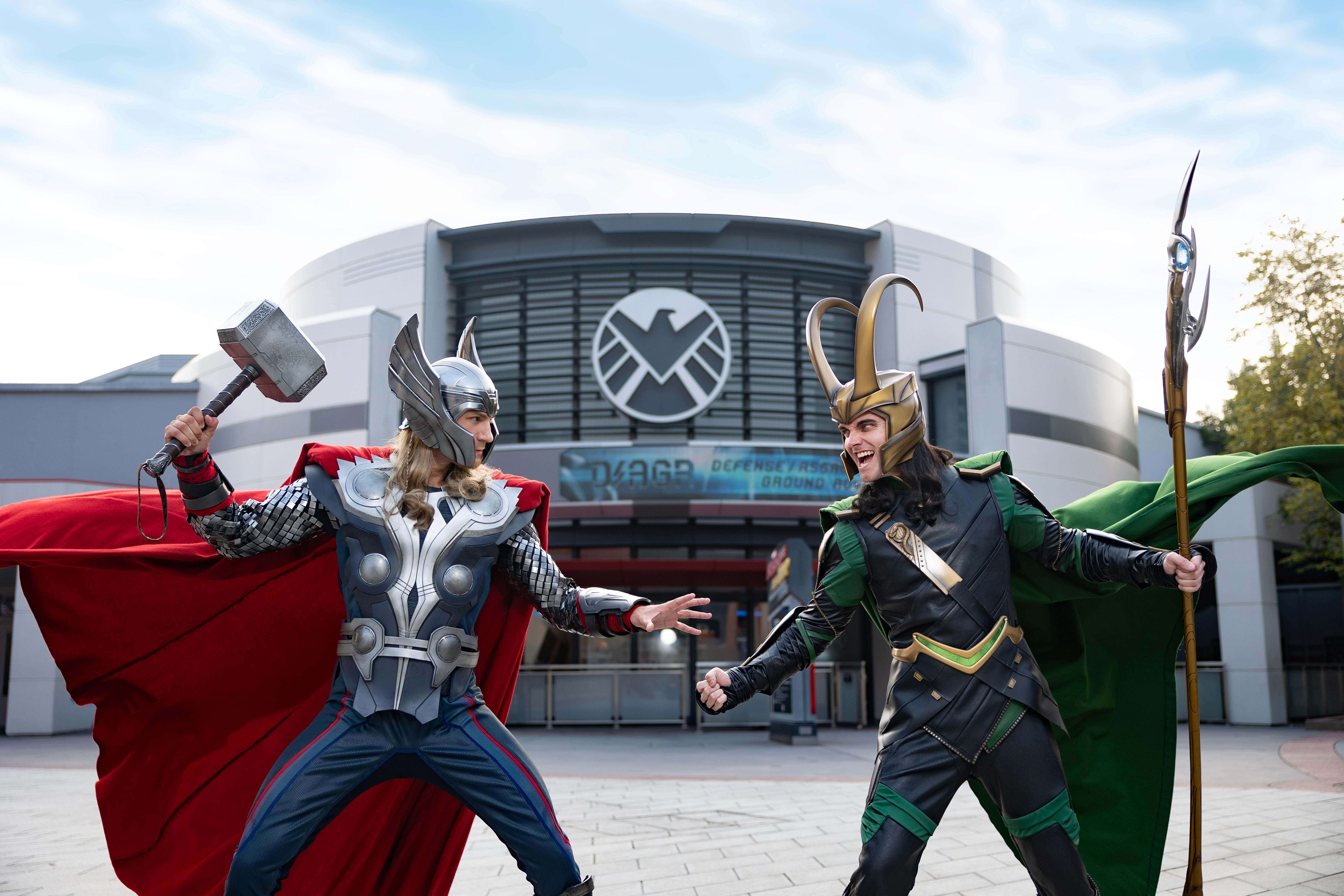 Marvel 角色雷神與套上枷 鎖的洛基對決