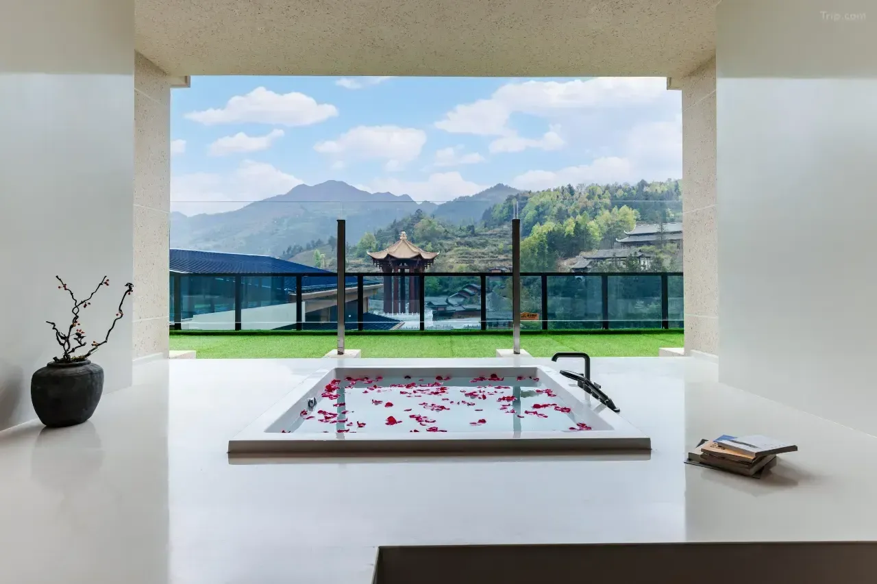 「天下第一爛尾樓」現為紫林山豪利維拉酒店。(Trip,com圖片)