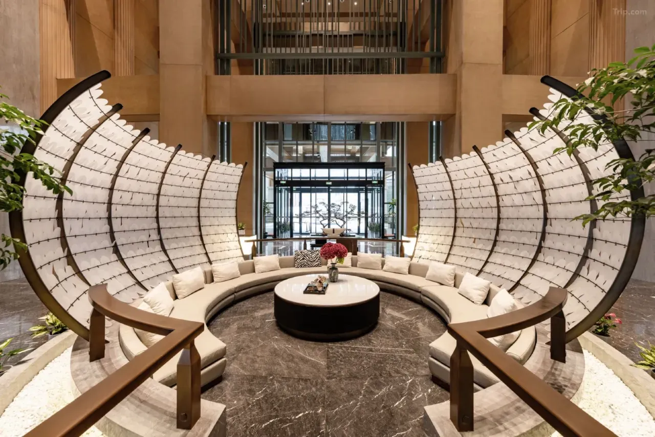 「天下第一爛尾樓」現為紫林山豪利維拉酒店。(Trip,com圖片)