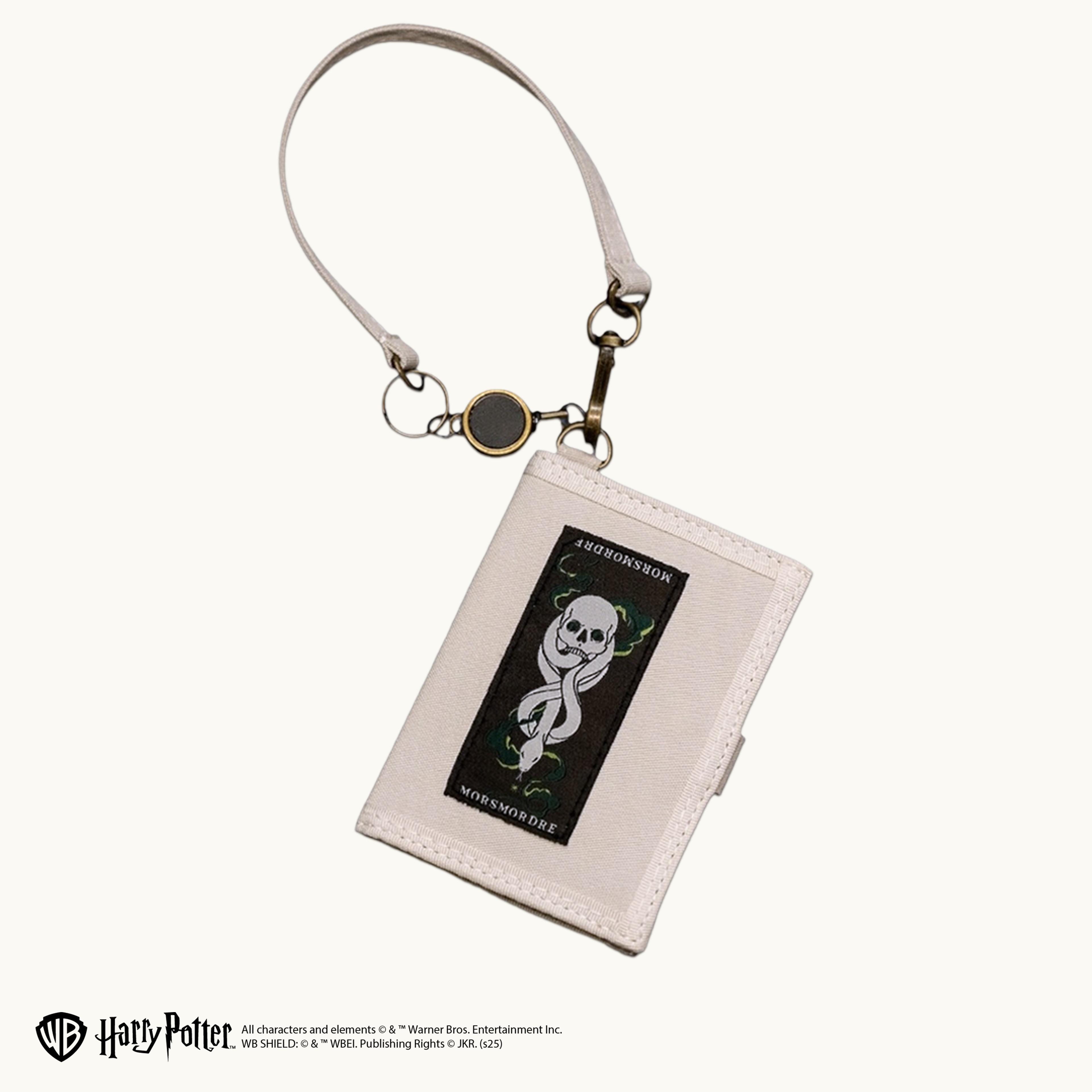 卡片套連掛繩 $170:內有多個卡片槽,具RFID阻隔功效,防止信用咭和其他感應式卡片內的個人資料被讀取。卡片套配有伸縮掛繩便捷使用,可單獨扣在手腕上,或於跑步或健身時攜帶。