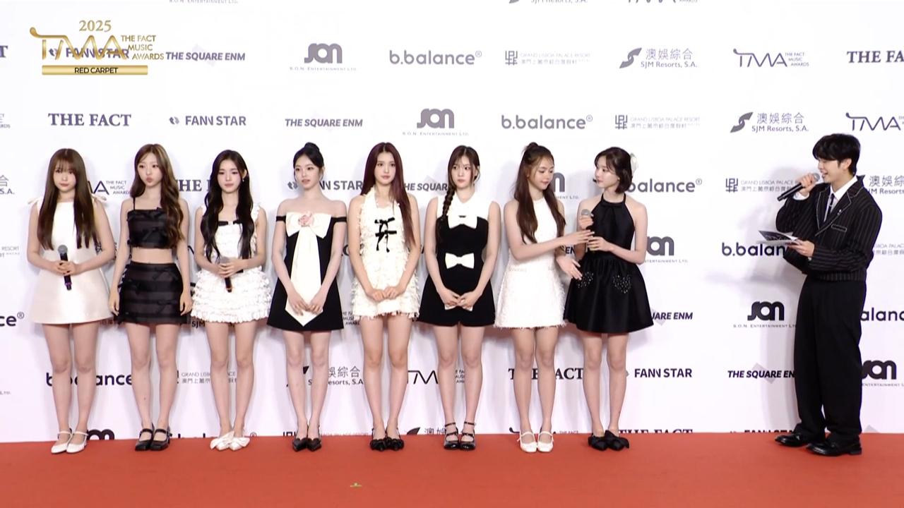 Hearts2Hearts現身澳門TMA韓國音樂盛典紅地氈。(直播截圖)