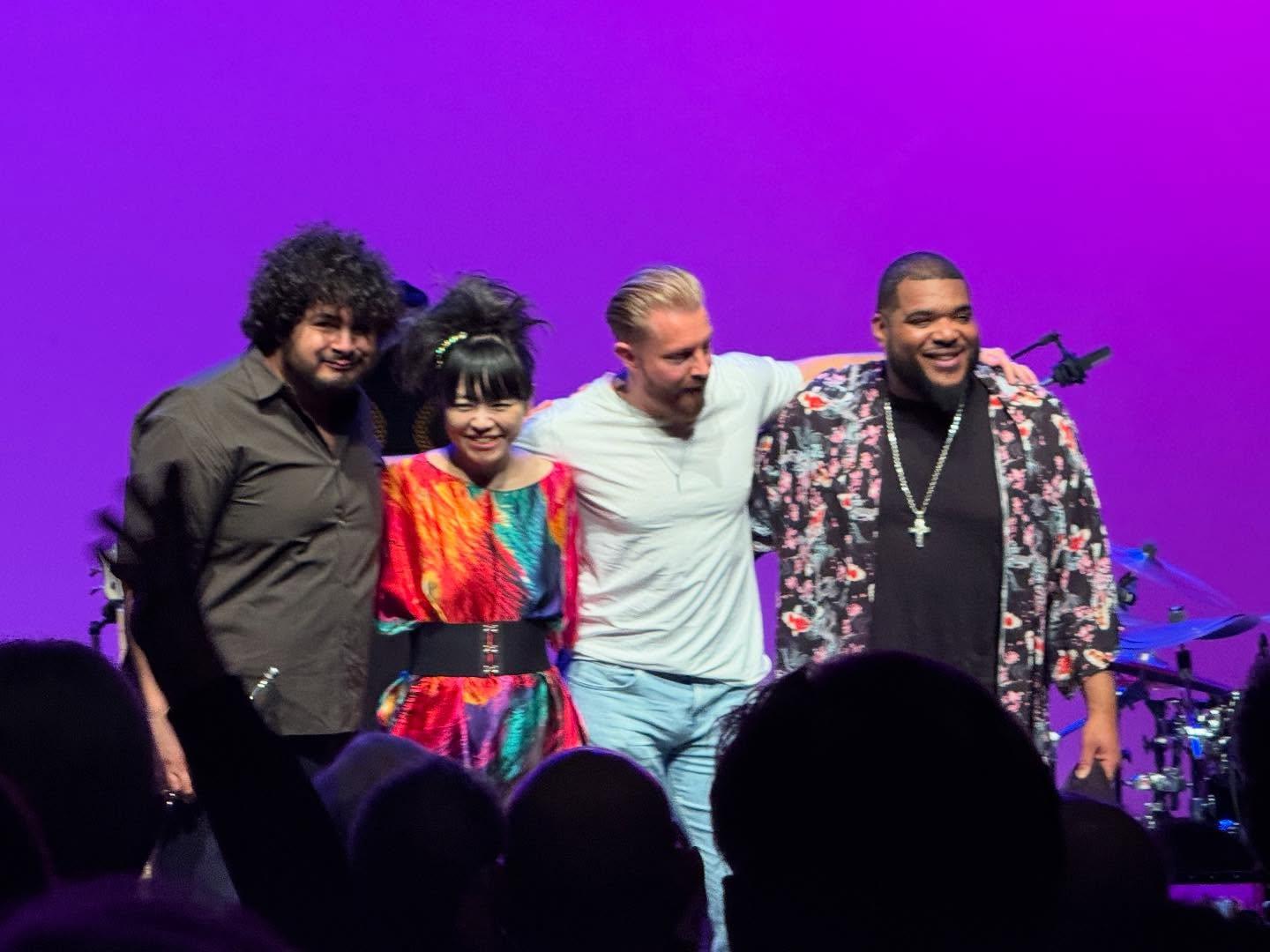 Hiromi與樂隊成員,每位也身負奇技,每次演出完畢,觀眾必熱烈地鼓掌。