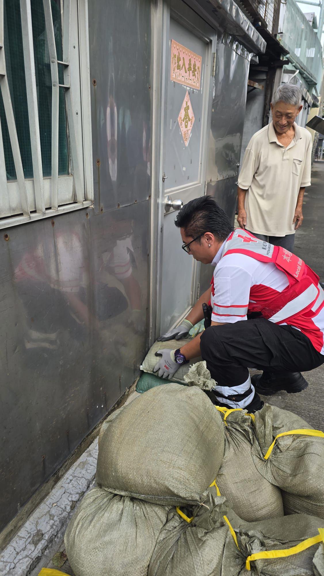 超強颱風樺加沙正逐漸增強,香港紅十字會指已啟動戒備行動,為幫助高危社區作好準備。(香港紅十字會圖片)