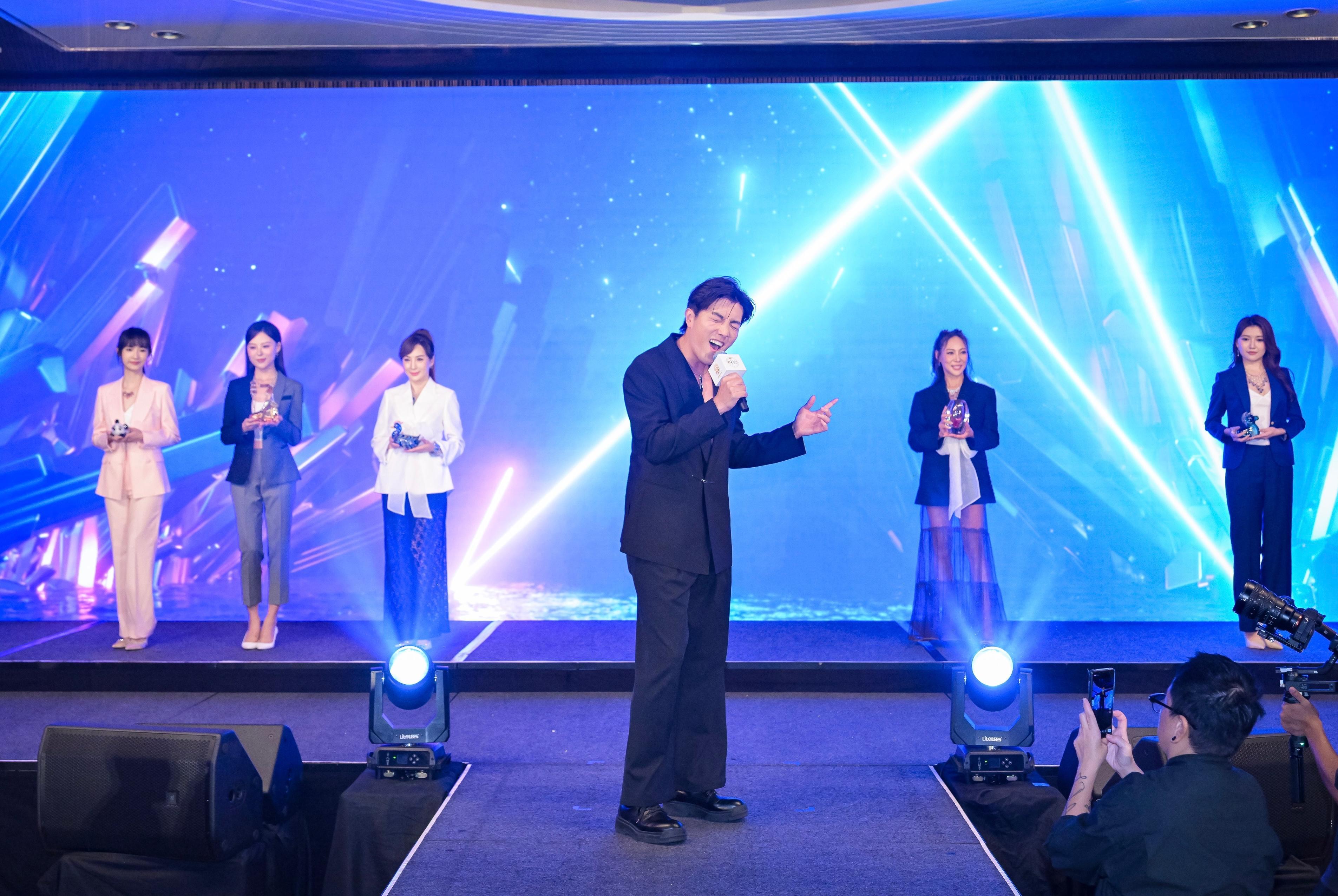 趙浚承獻唱參賽歌《Forever Love》。