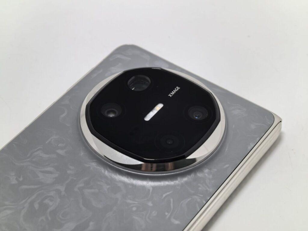 影像系統方面,Mate X7 將延續多光譜傳感器技術,但規格可能升級至 200 萬像,進一步增強色彩還原與光影捕捉能力。此外,爆料指出 HUAWEI 將對相機模組與背板進行結構重塑,實現更輕薄的機身形態。