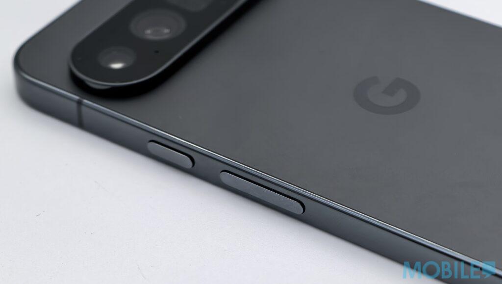 Pixel 10 Pro XL整體設計語言向iPhone靠攏,磨砂質感機背搭配拋光金屬邊框,手感極佳。