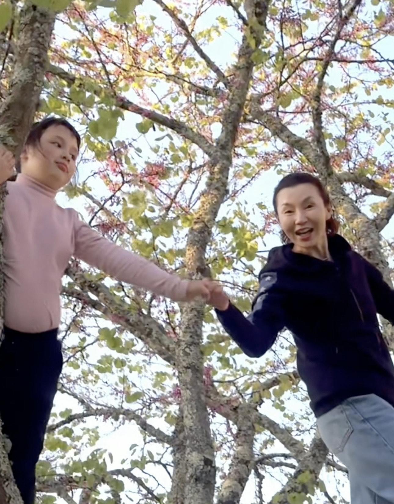 張曼玉更開心與小朋友拖手,充滿童真。