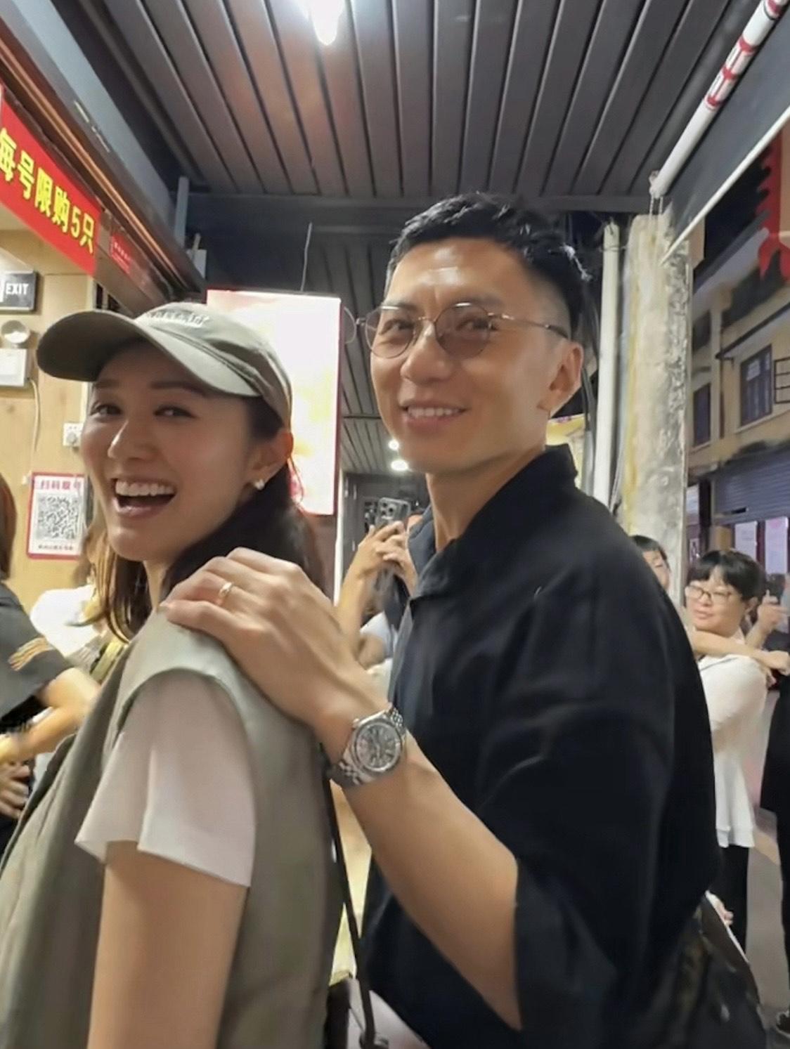 袁偉豪全程貼身保護大肚張寶兒。