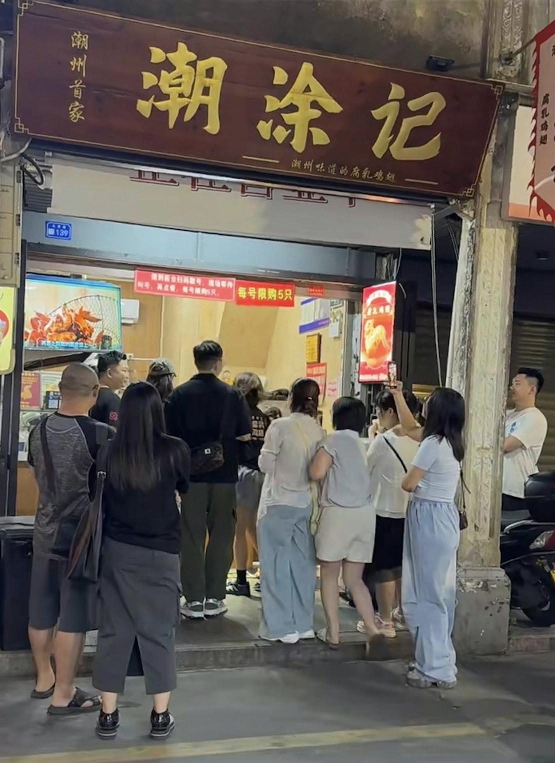 袁偉豪與張寶兒在當地貼地排隊幫襯網紅店。