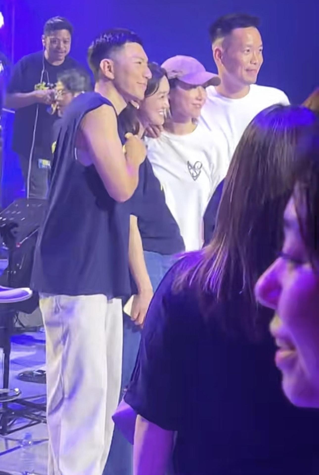 兩公婆遇到客人要求合照,亦有求必應。