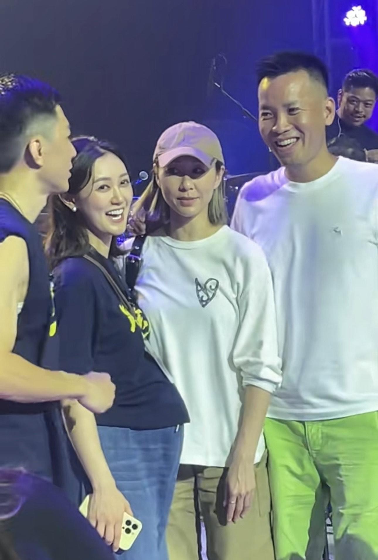 兩公婆遇到客人要求合照,亦有求必應。