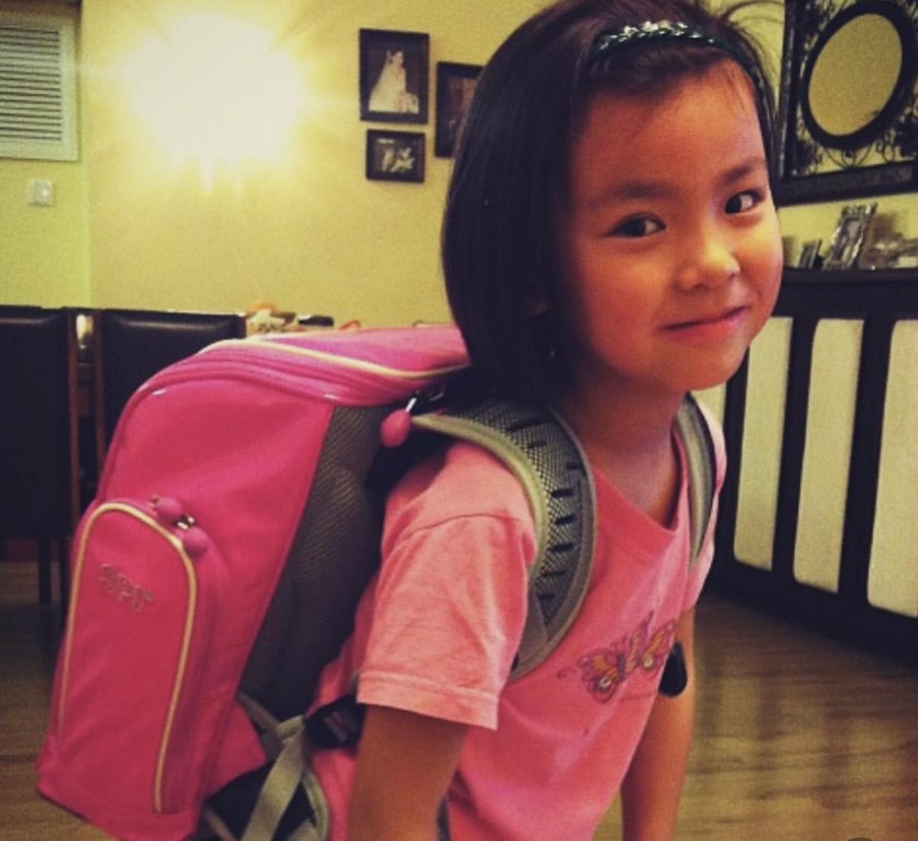 姚焯菲在交網分享背着書包的童年照,戴上頭箍,非常可愛。