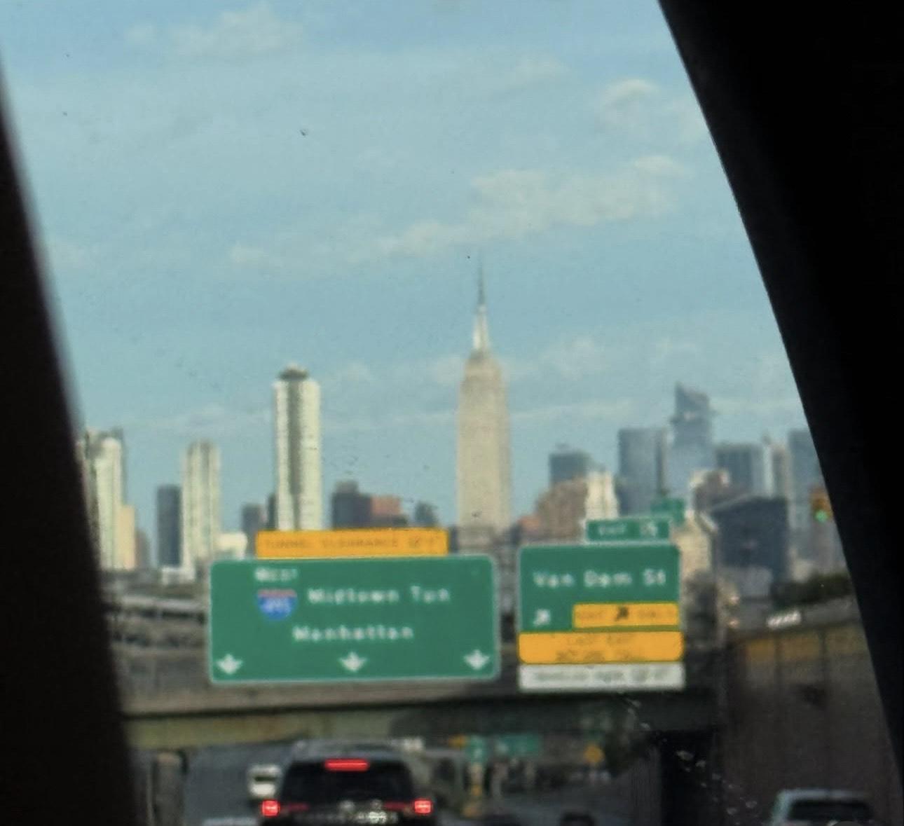 姚焯菲已抵達美國正式開學,交網分享紐約街頭的照片。