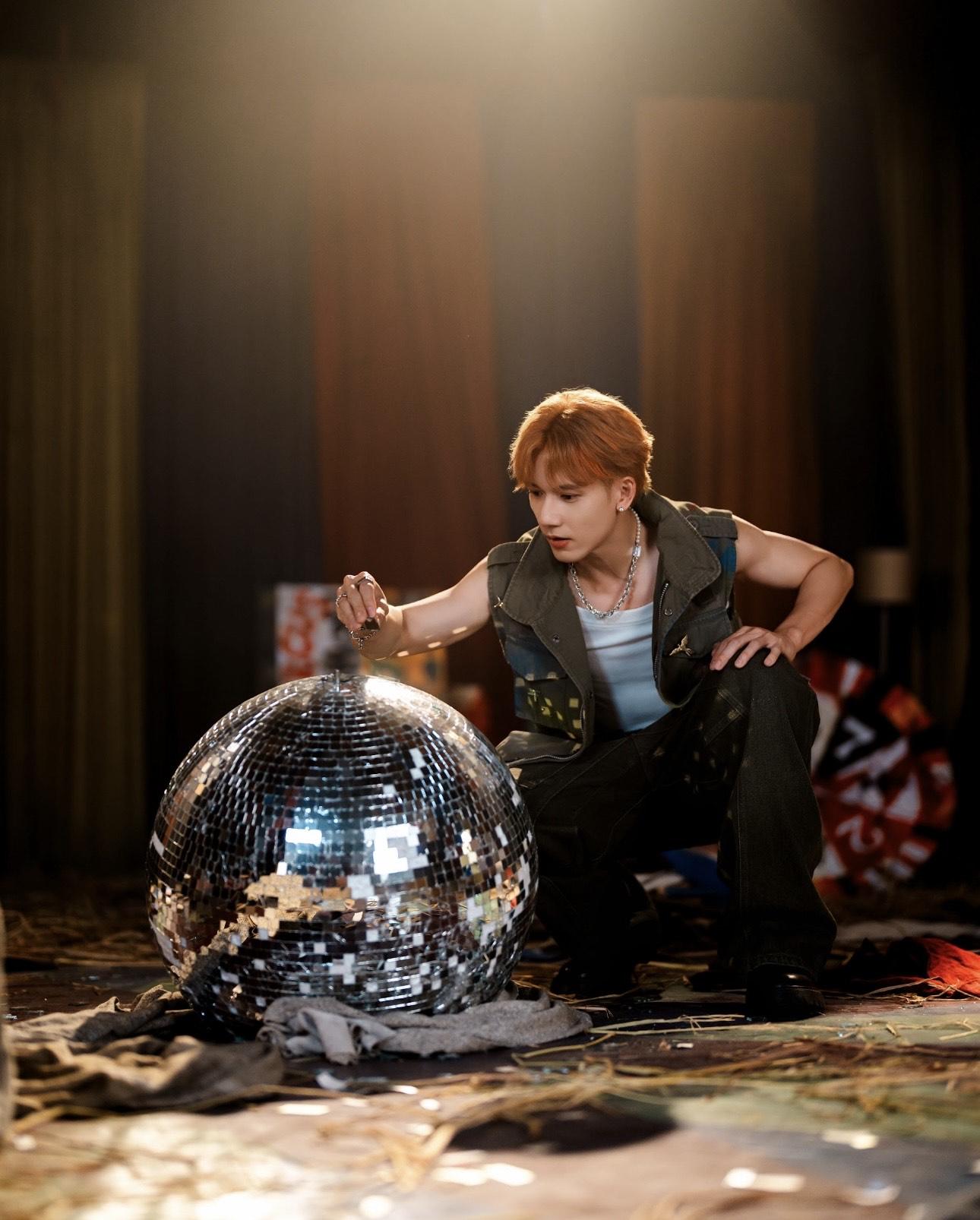 新歌充滿玩味,關智斌表示感覺好像小時候發夢一樣。