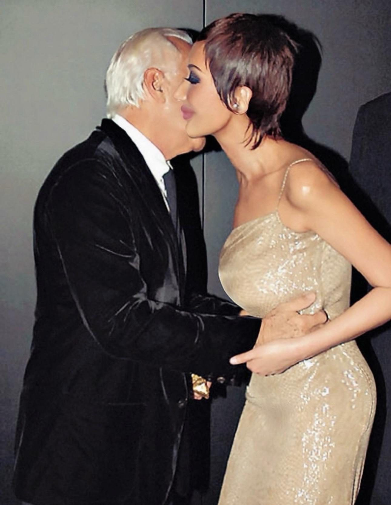 薛芷倫在社交網上載昔日與Giorgio Armani的合照,並發文悼念。