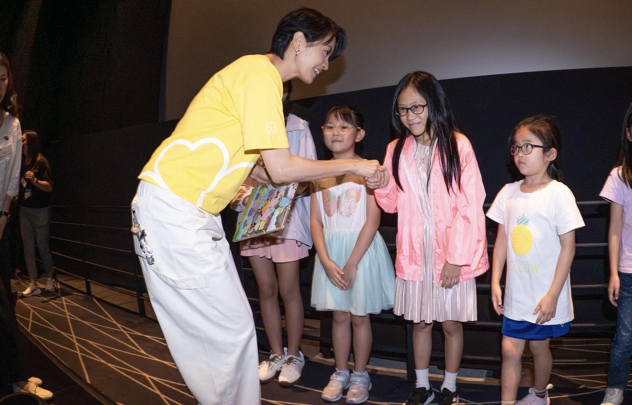 梁詠琪請基層家庭睇戲 。