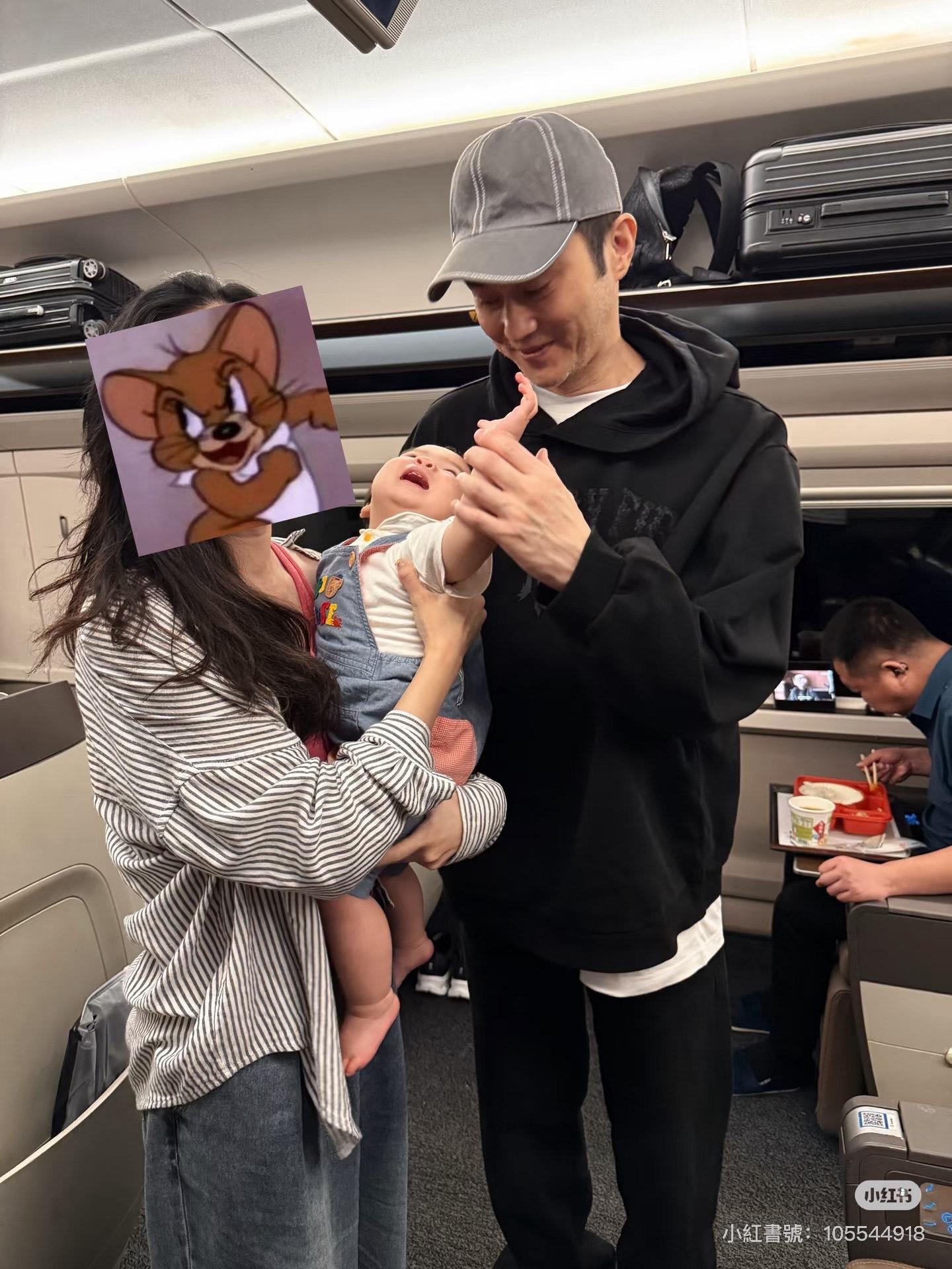 張智霖在高鐵出手助女乘客搬行李。