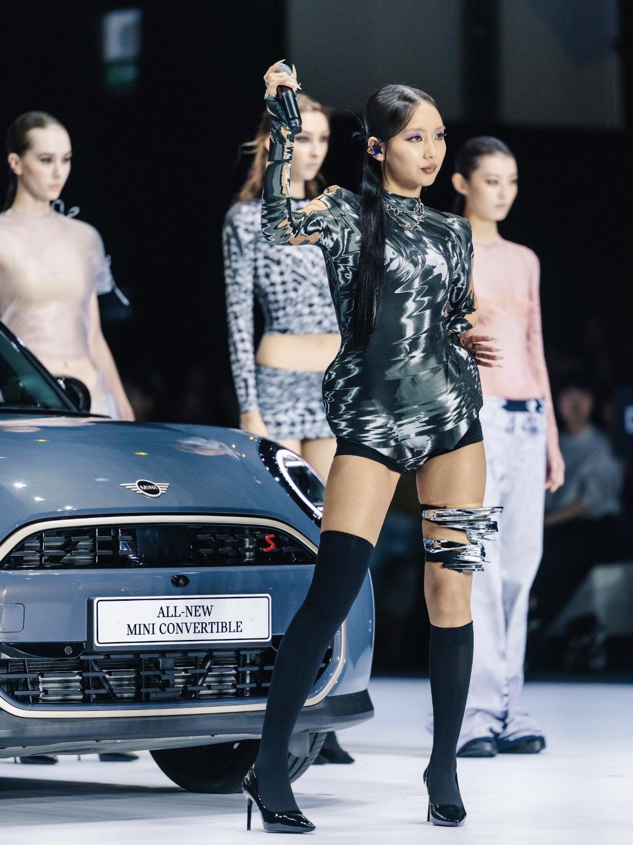 邱彥筒獲大會邀請在時裝騷上演唱,並以一件超貼身戰衣上陣。