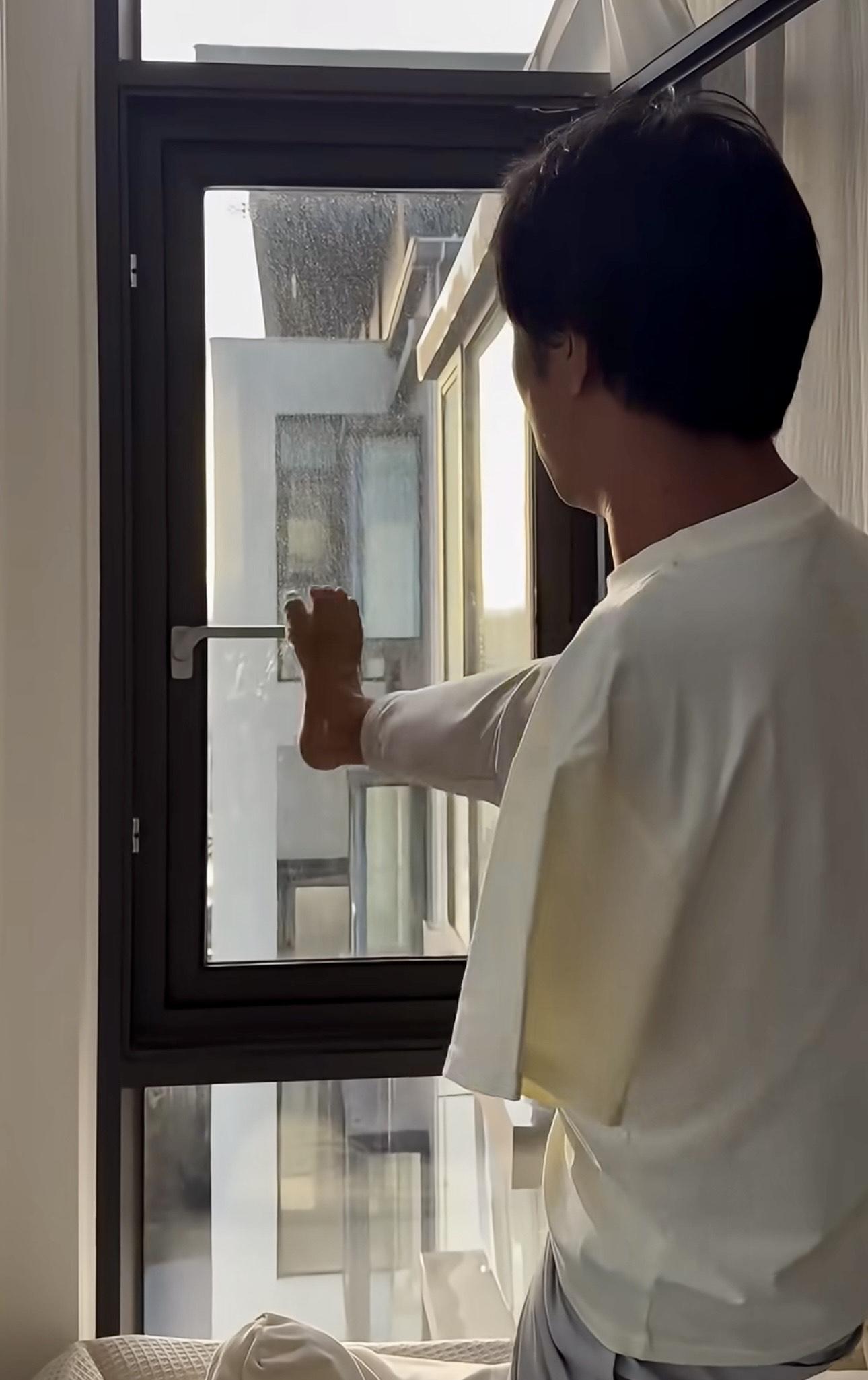 李金凱用腳大力踢開窗 。