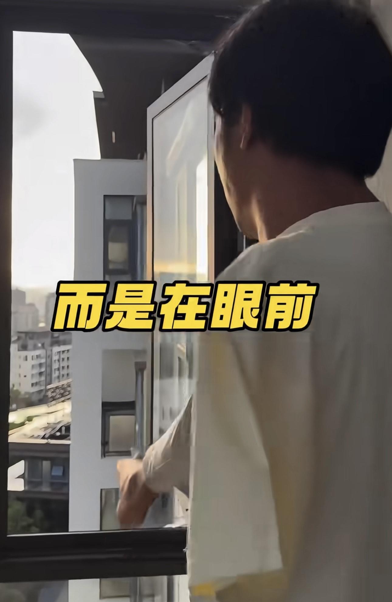 李金凱失平衡向前傾勁牙煙。