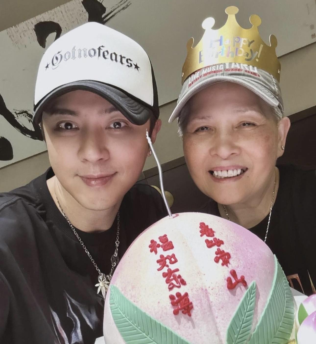 羅志祥與媽媽經常形影不離。