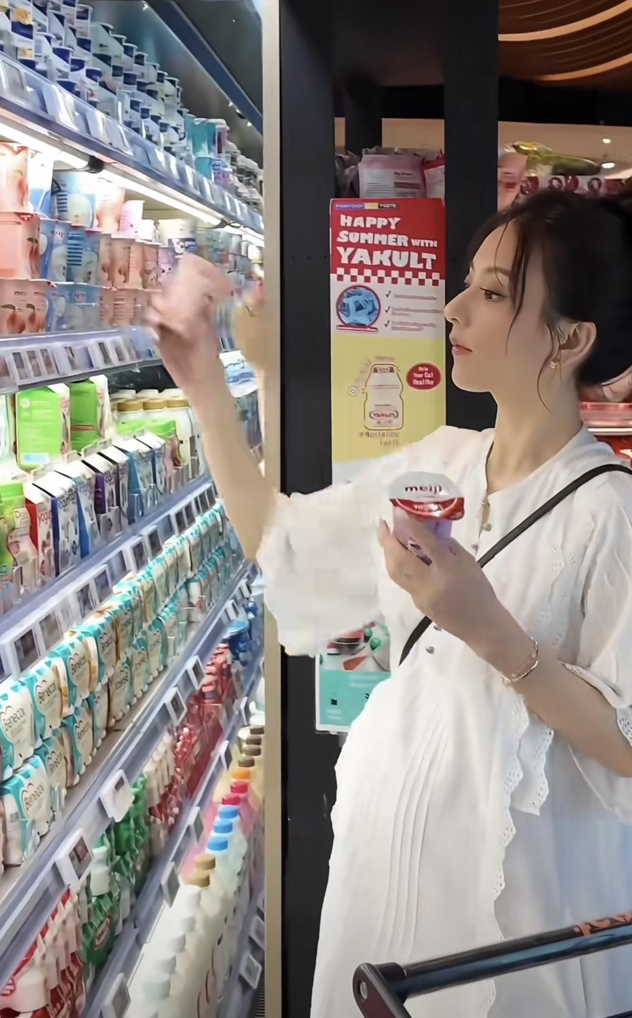 方媛即將卸貨,依然經常出街,十分活躍。