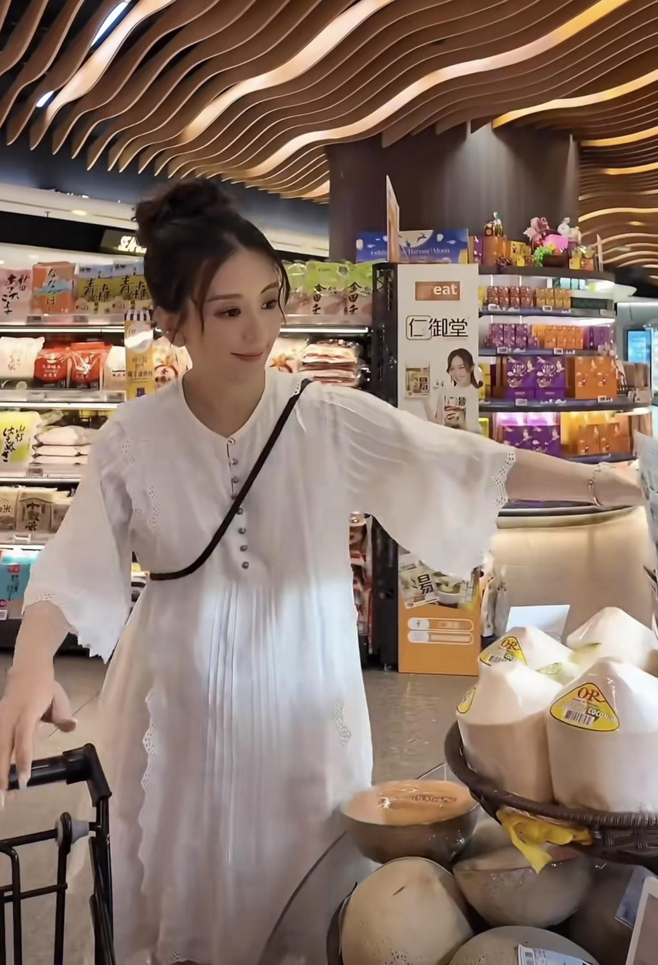 方媛即將卸貨,依然經常出街,十分活躍。