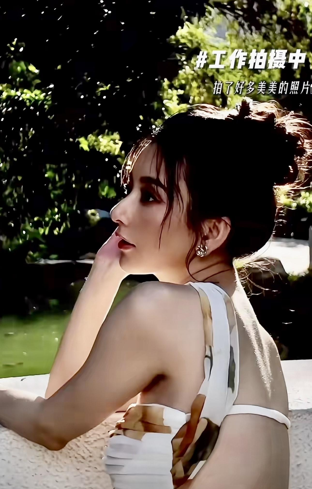 方媛挺着巨肚,到公園打卡影相。