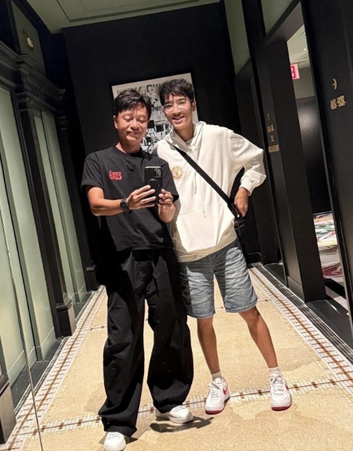 上月,李克勤就專程放下工作,飛到紐約送學霸大仔入學。