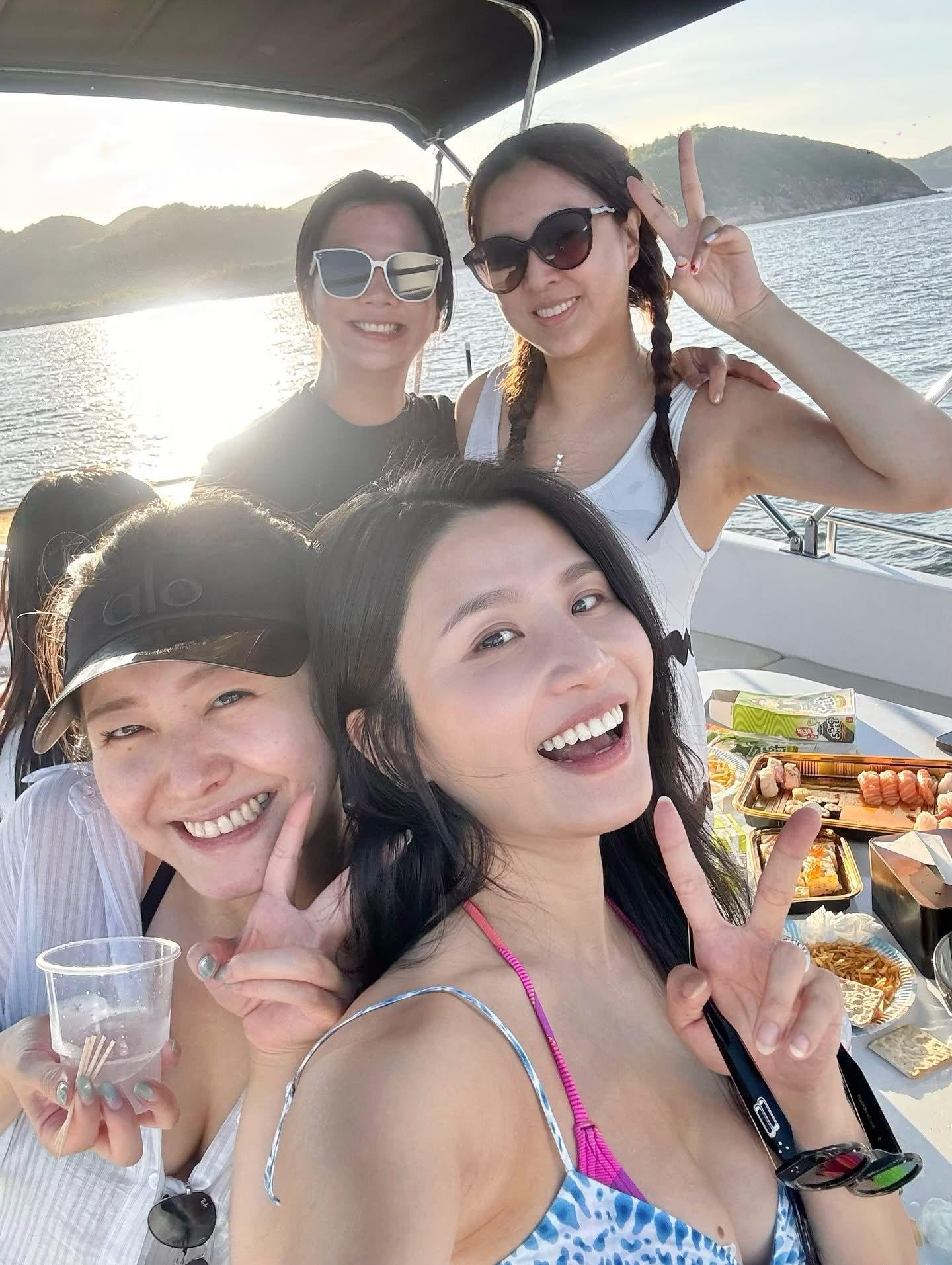 林芊妤早前與一大班朋友遊船河。