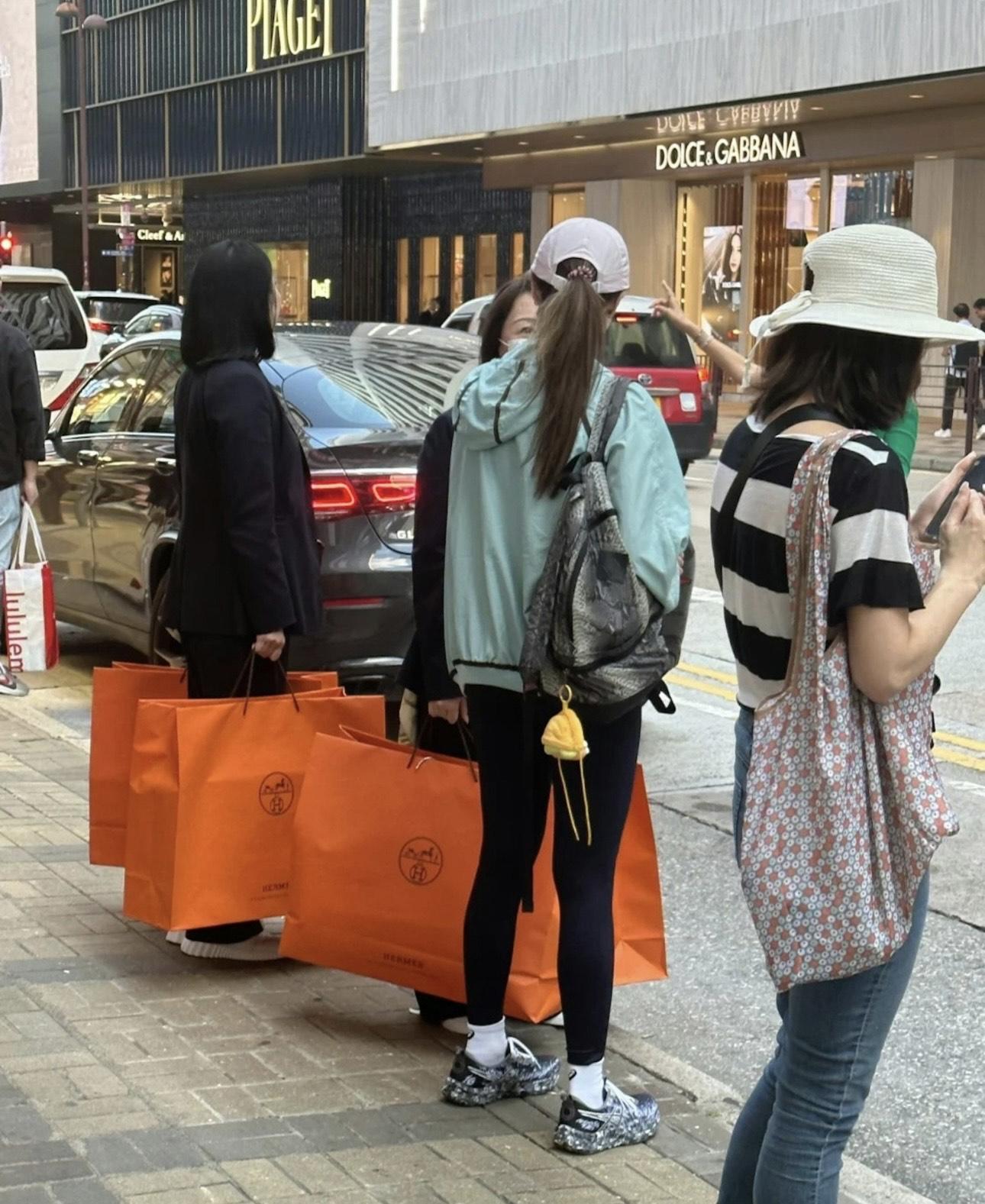 李嘉欣疑尖沙咀狂掃四大袋Hermès,兩售貨員護駕勁搶眼。